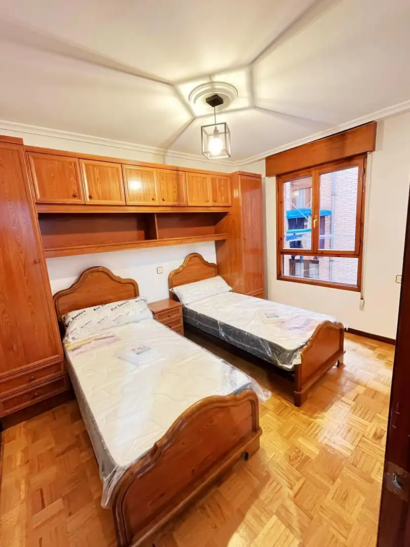 Habitación de Piso de alquiler en Oviedo  con Calefacción