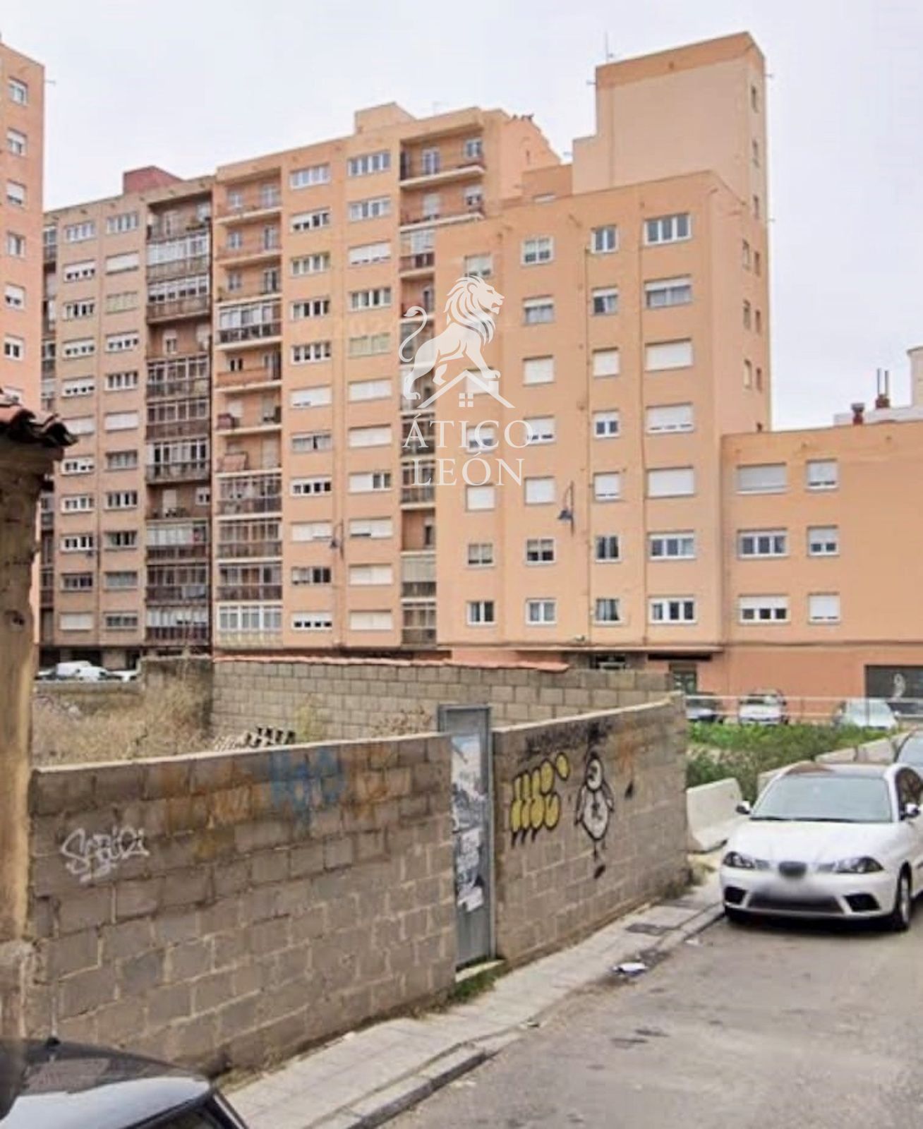 Vista exterior de Residencial en venda en León Capital 