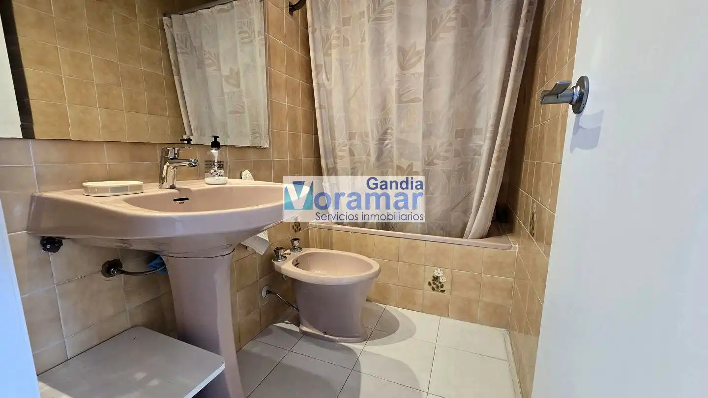 Bany de Apartament de lloguer en Gandia amb Terrassa, Moblat i Piscina comunitària