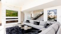 Sala d'estar de Casa o xalet en venda en Marbella amb Aire condicionat, Jardí privat i Terrassa