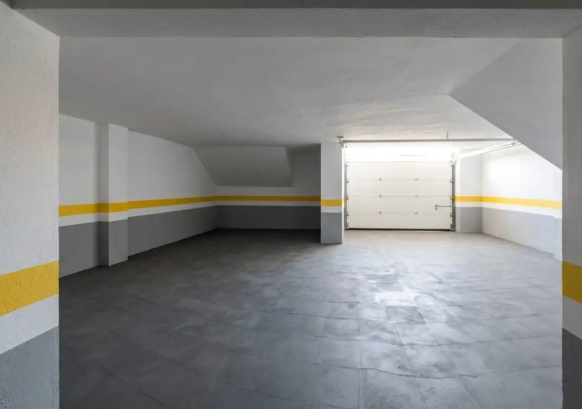 Parking de Casa adosada en venta en Ciudad Real con Aire acondicionado, Calefacción y Jardín privado