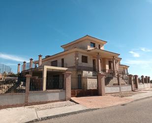 Vista exterior de Apartament en venda en Layos amb Jardí privat i Terrassa