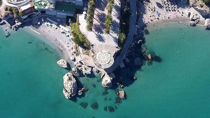 Vista exterior de Casa o xalet en venda en Nerja amb Aire condicionat, Jardí privat i Traster