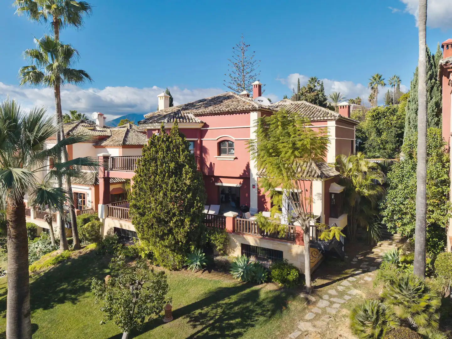 Casa con piscina en venta en Milla de Oro, imagen 2