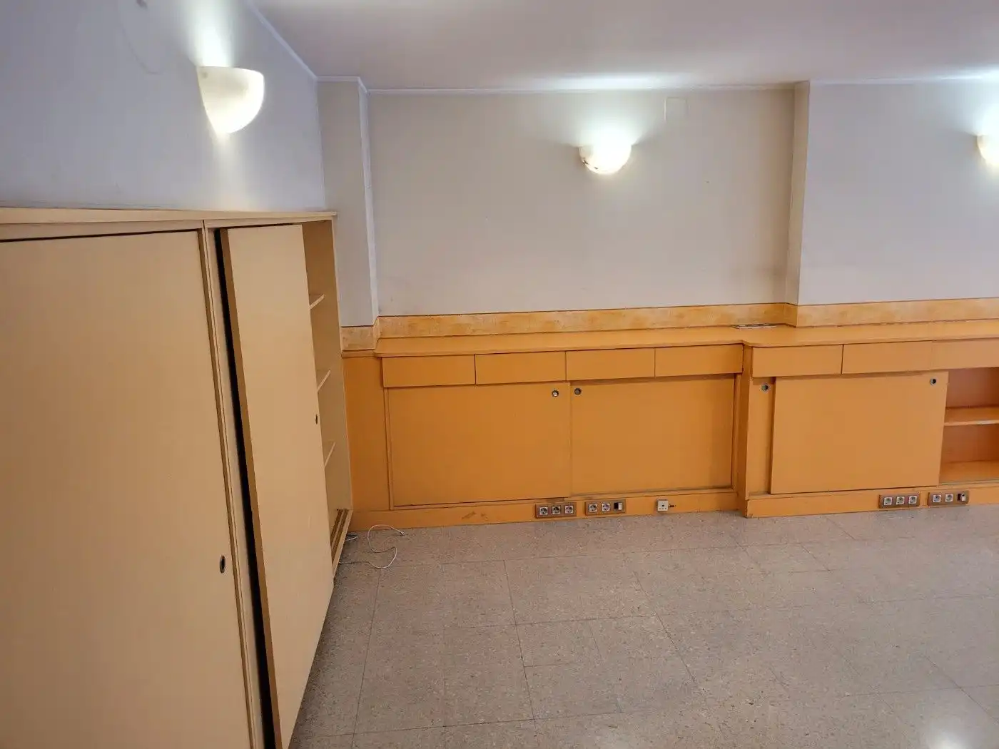 Local en venta en Cornellà de Llobregat con Aire acondicionado, Calefacción y Amueblado