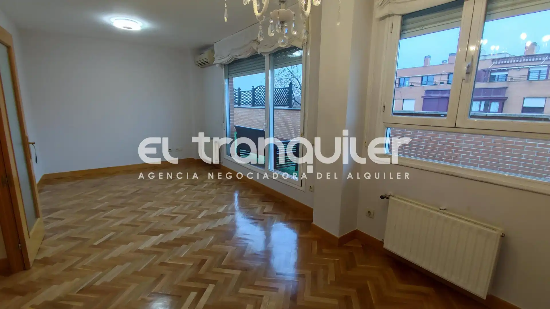 Sala d'estar de Àtic de lloguer en Madrid amb Aire condicionat, Parquet i Terrassa