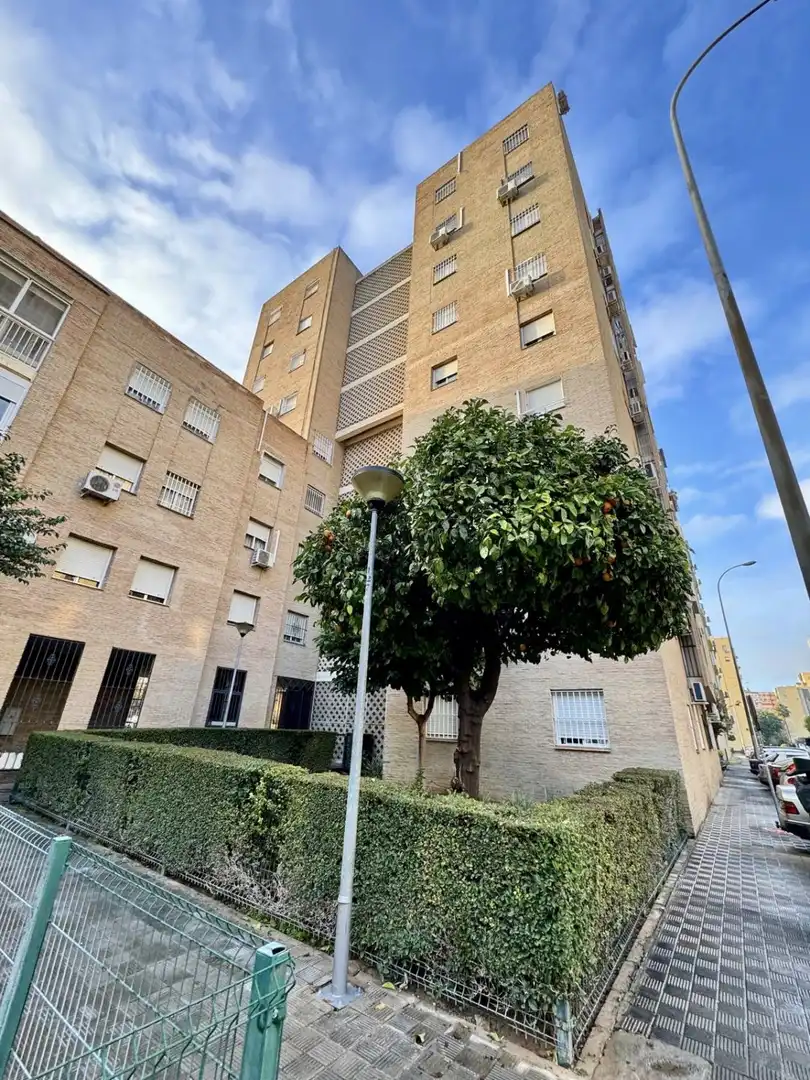Exterior view of Flat for sale in Sevilla  with Air Conditioner and Terrace