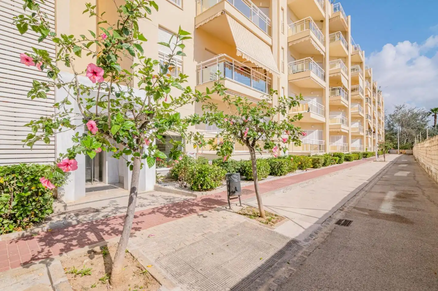 Vista exterior de Piso en venta en Motril con Terraza y Piscina comunitaria