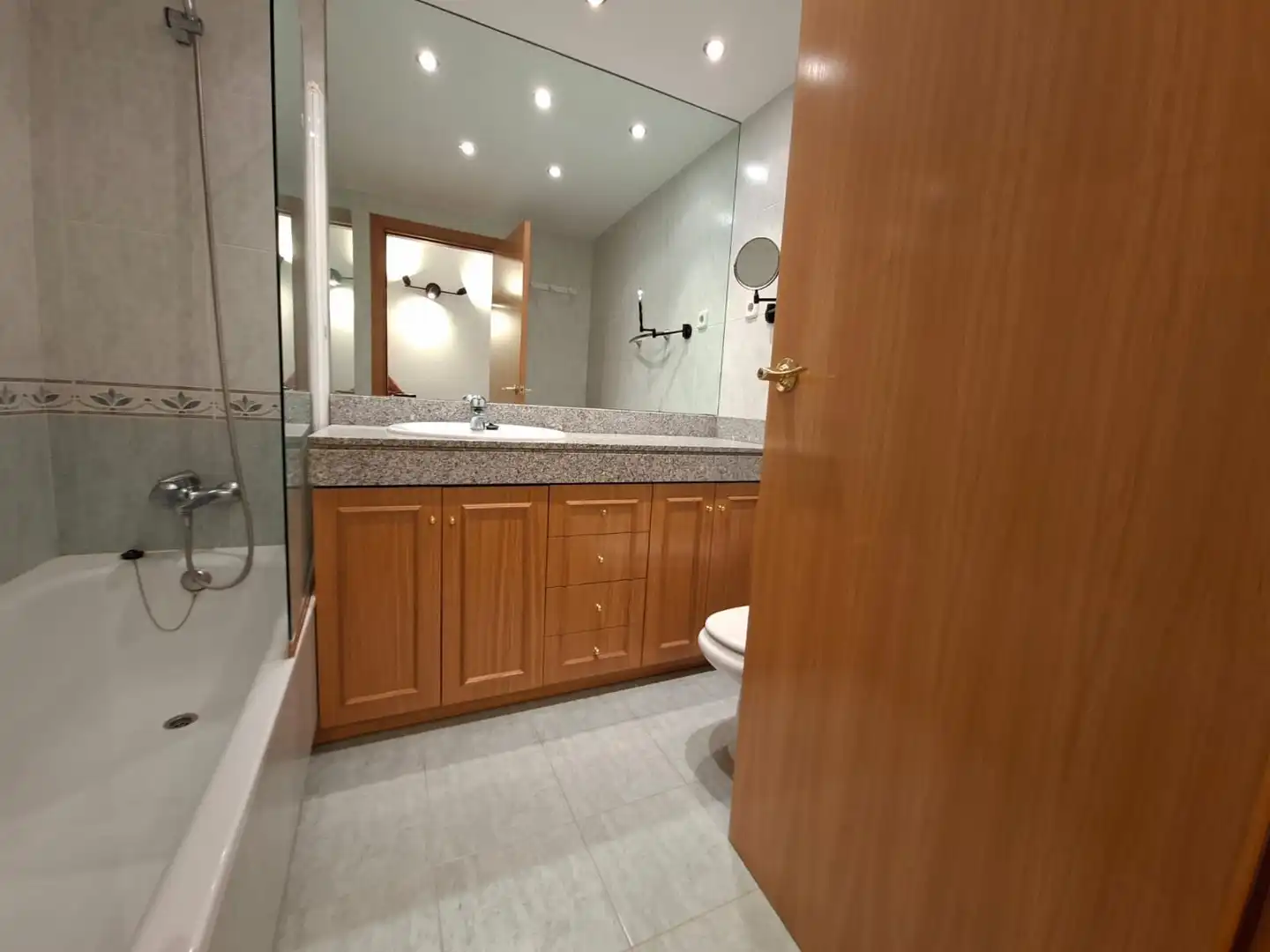 Wohnung zur Miete in Esteve Albert, Via Europa - Parc Central