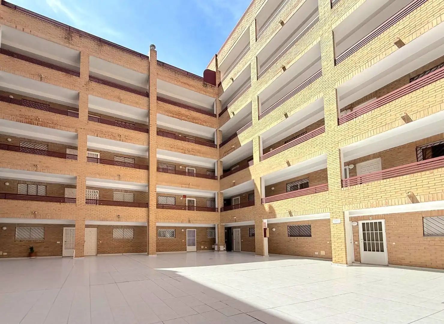 Außenansicht von Wohnungen zum Verkauf in Torrevieja mit Terrasse, Möbliert und Gemeinschaftspool