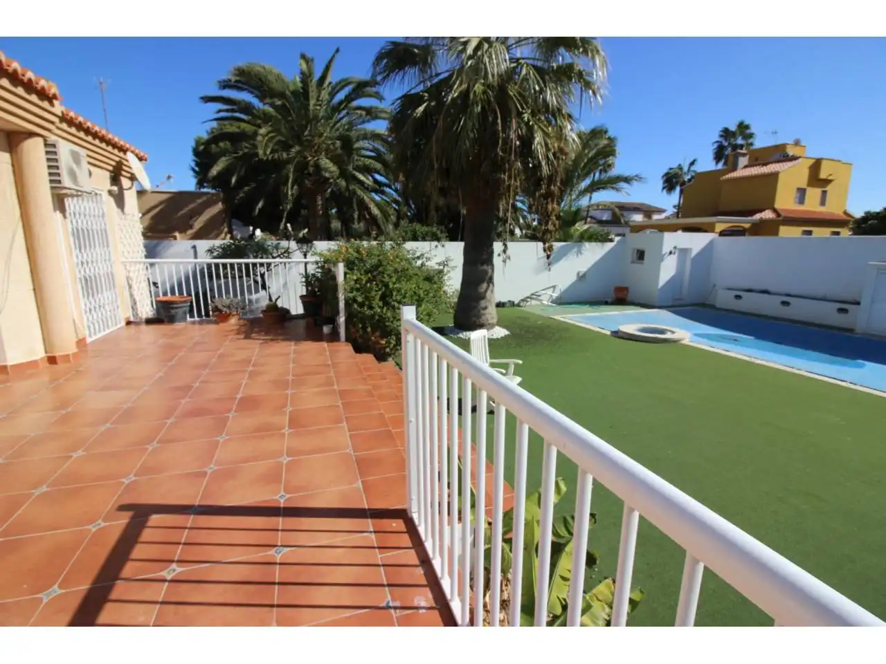 Vista exterior de Casa o xalet en venda en Roquetas de Mar amb Aire condicionat, Jardí privat i Terrassa