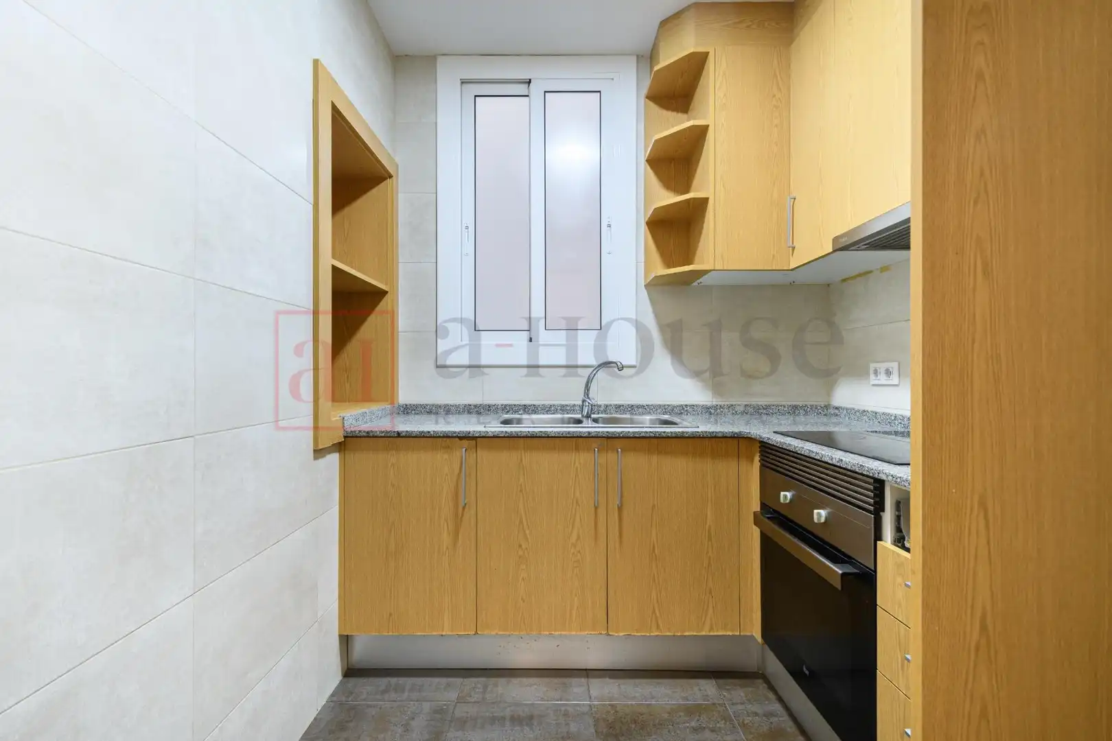 Küche von Wohnung zum Verkauf in Barcelona mit Klimaanlage und Heizung