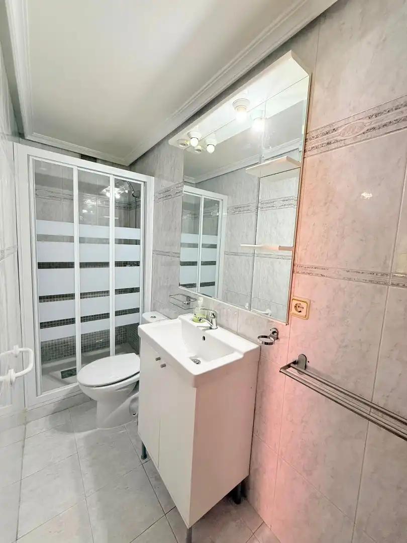Bathroom of Flat for sale in Alcorcón  with Air Conditioner, Heating and Parquet flooring
