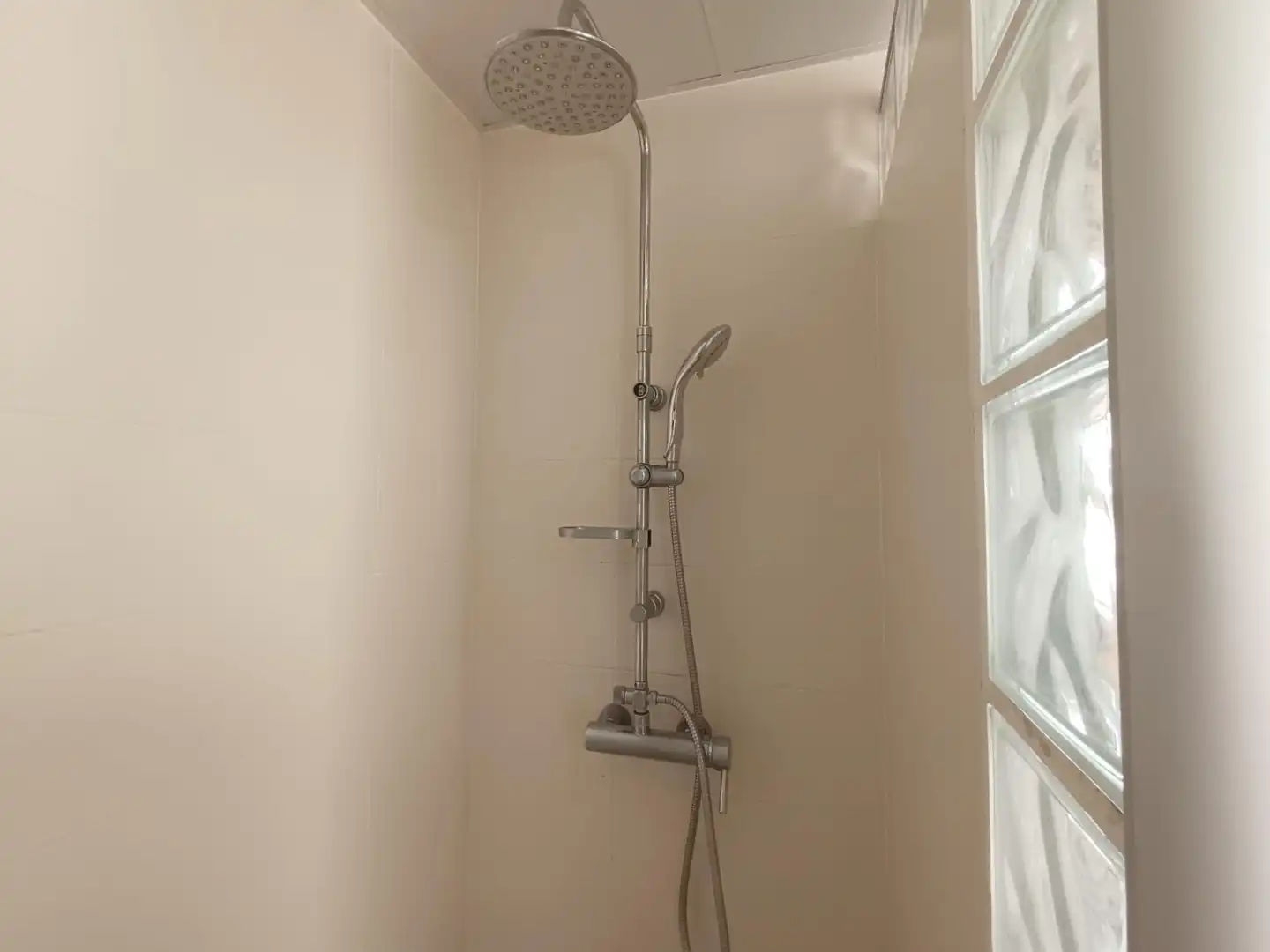 Badezimmer von Dachboden zum Verkauf in Levante