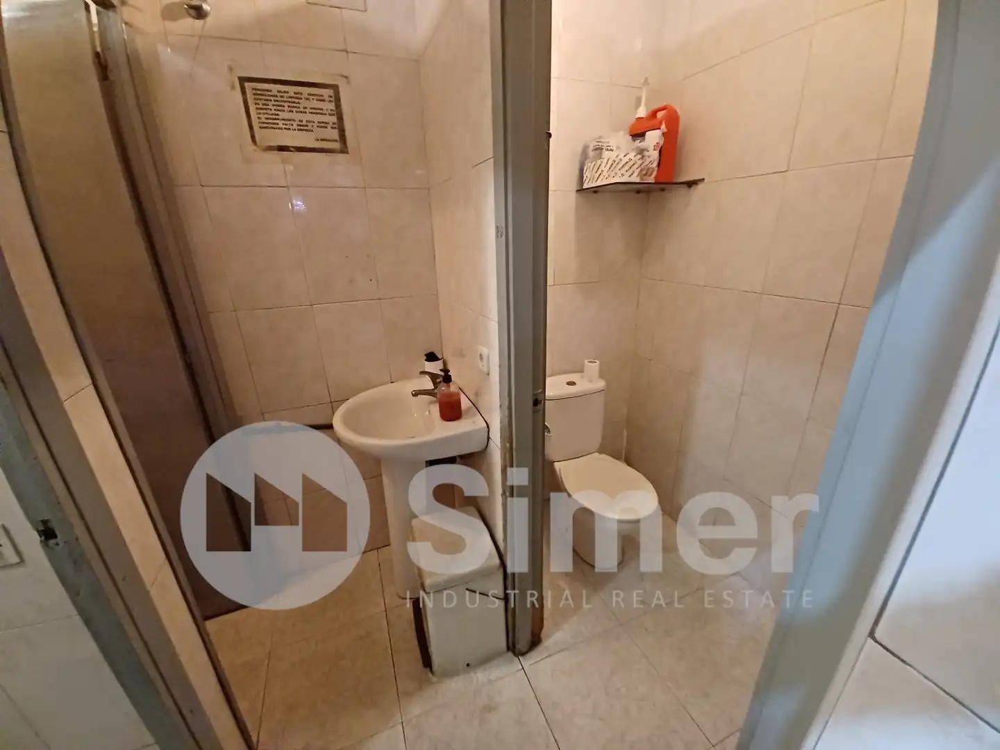 Badezimmer von Fabrikhallen zum Verkauf in Montcada i Reixac
