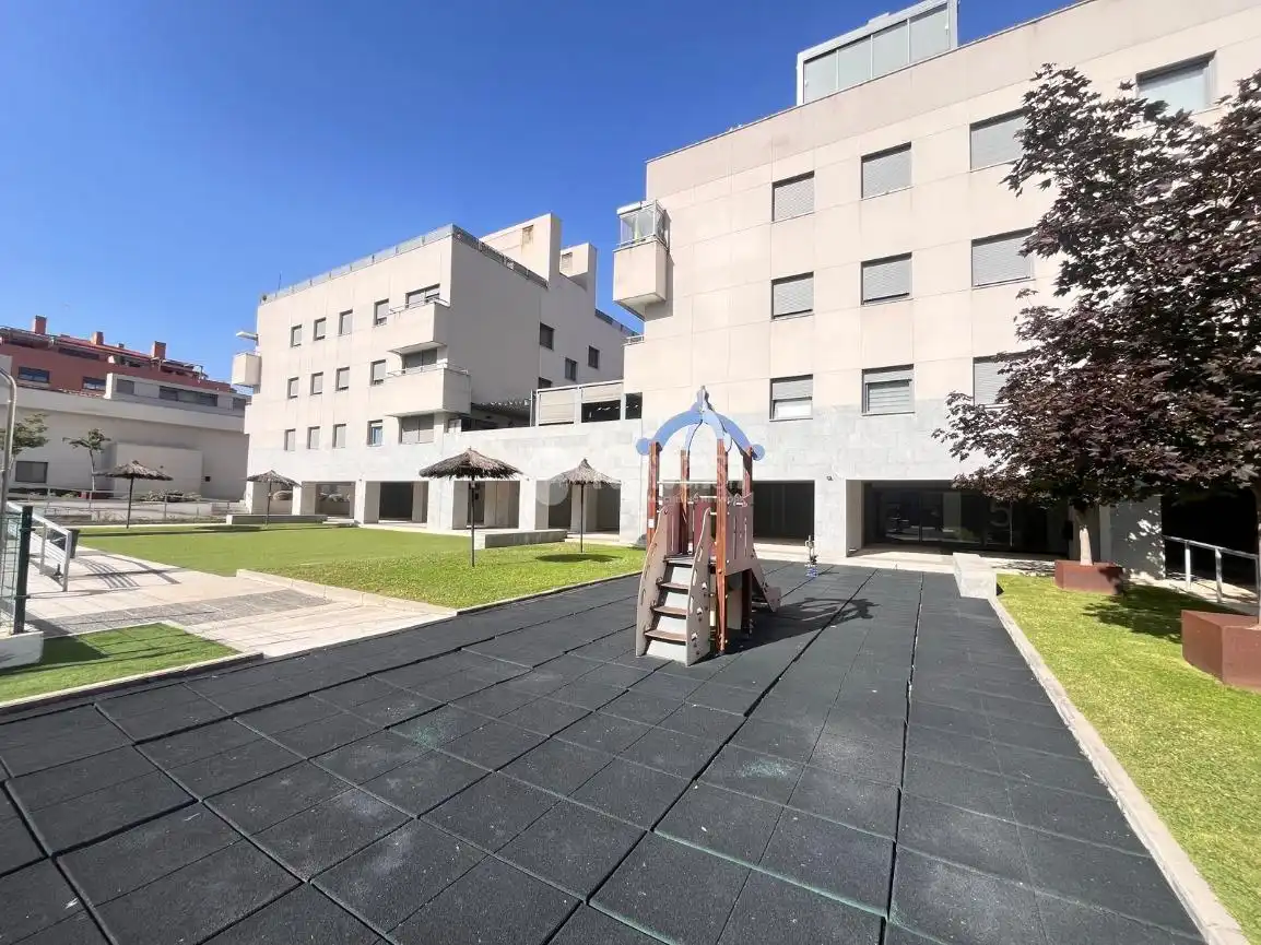 Vista exterior de Piso en venta en Navalcarnero con Aire acondicionado, Trastero y Piscina comunitaria