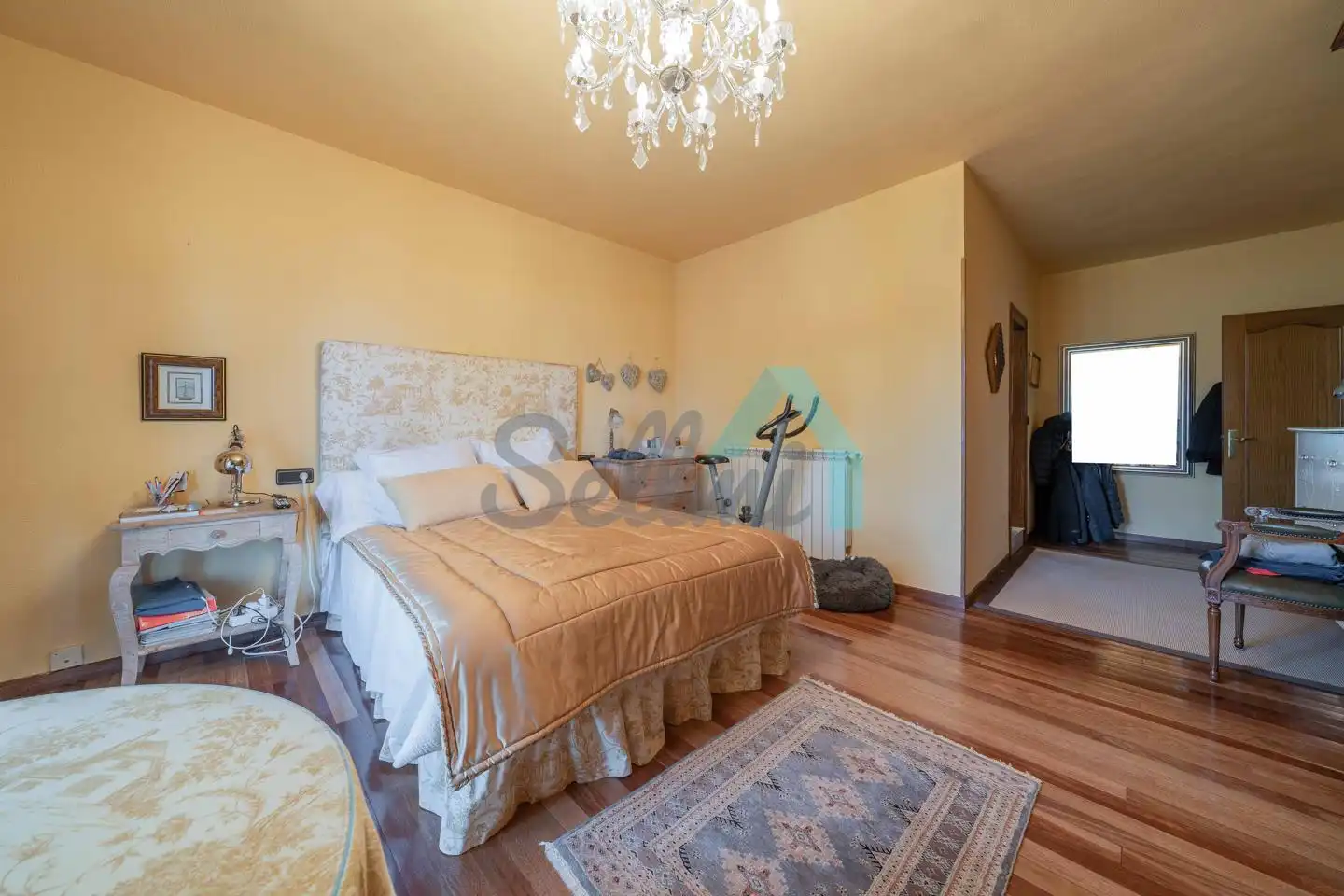 Dormitori de Casa o xalet en venda en Oviedo  amb Calefacció, Jardí privat i Parquet