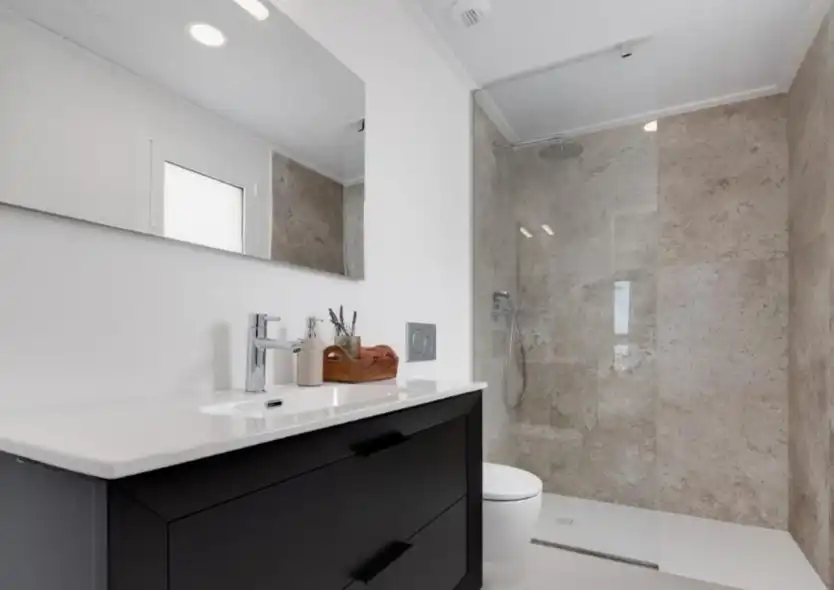 Badezimmer von Haus oder Chalet zum Verkauf in Mutxamel mit Klimaanlage, Heizung und Privatgarten