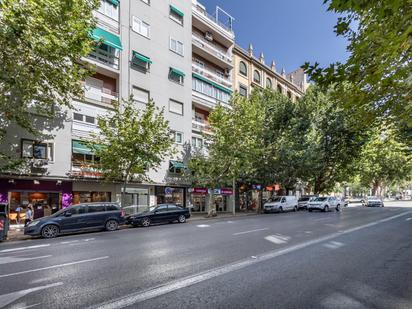 Vista exterior de Pis en venda en  Granada Capital amb Aire condicionat, Terrassa i Balcó