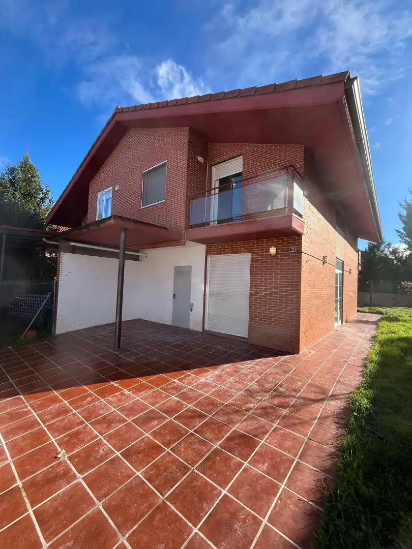Vista exterior de Casa adosada en venda en Renedo de Esgueva amb Calefacció, Jardí privat i Parquet