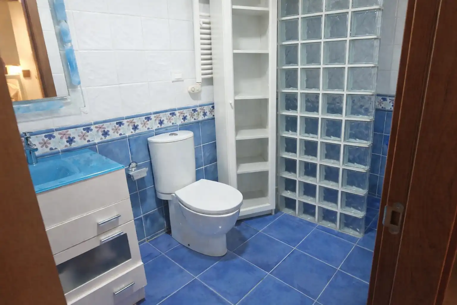 Bathroom of Houses for sale in Fuengirola