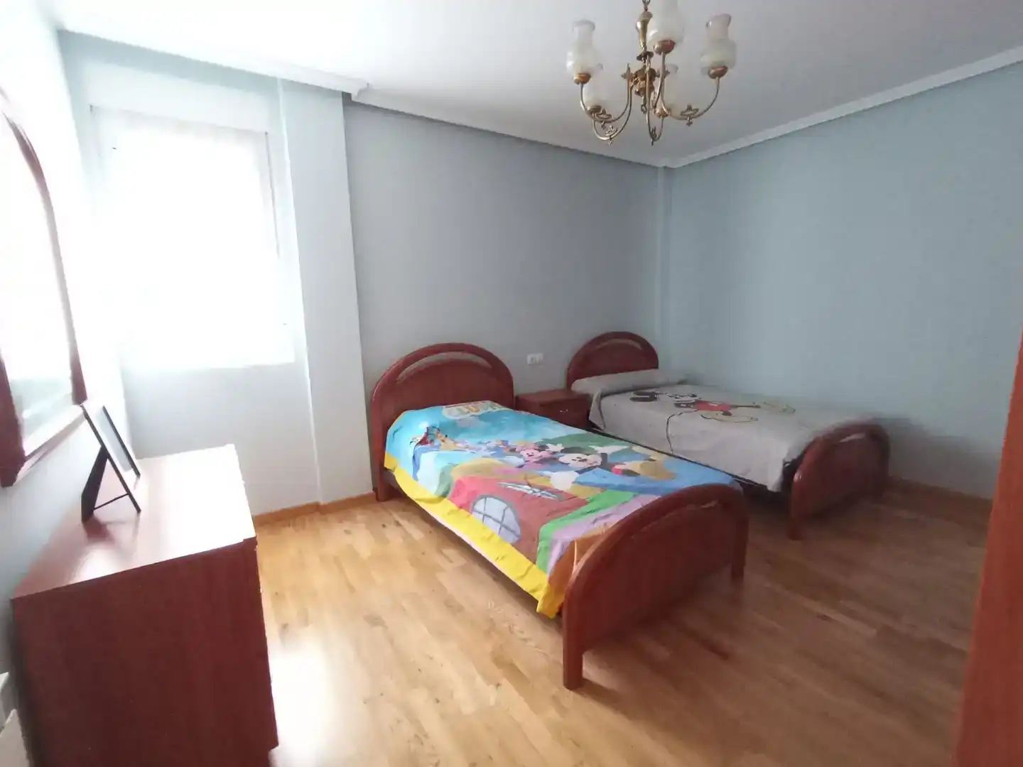 Dormitori de Pis de lloguer en La Bañeza  amb Parquet, Moblat i Balcó
