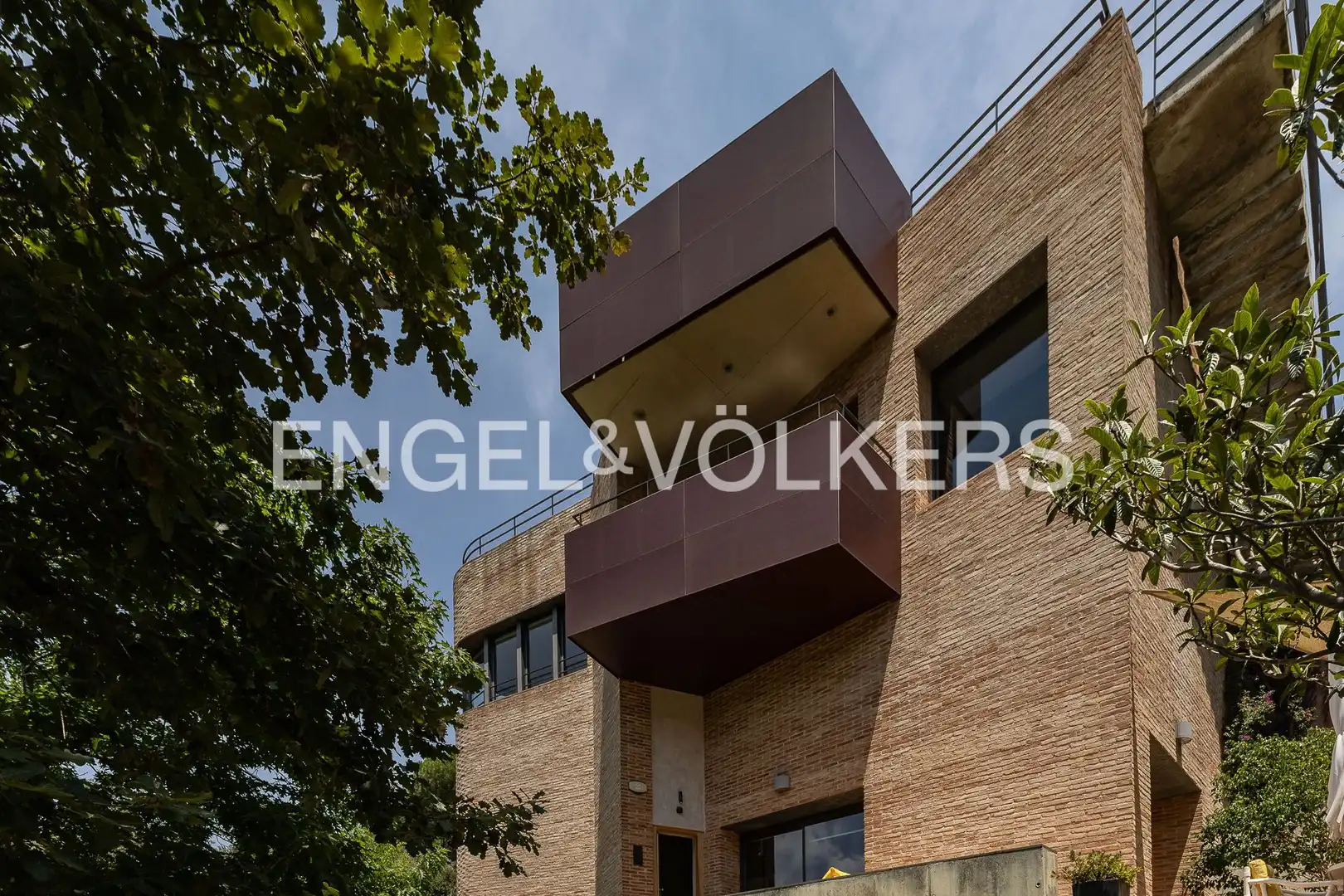 Vista exterior de Casa adosada en venda en Sant Cugat del Vallès amb Calefacció, Jardí privat i Parquet