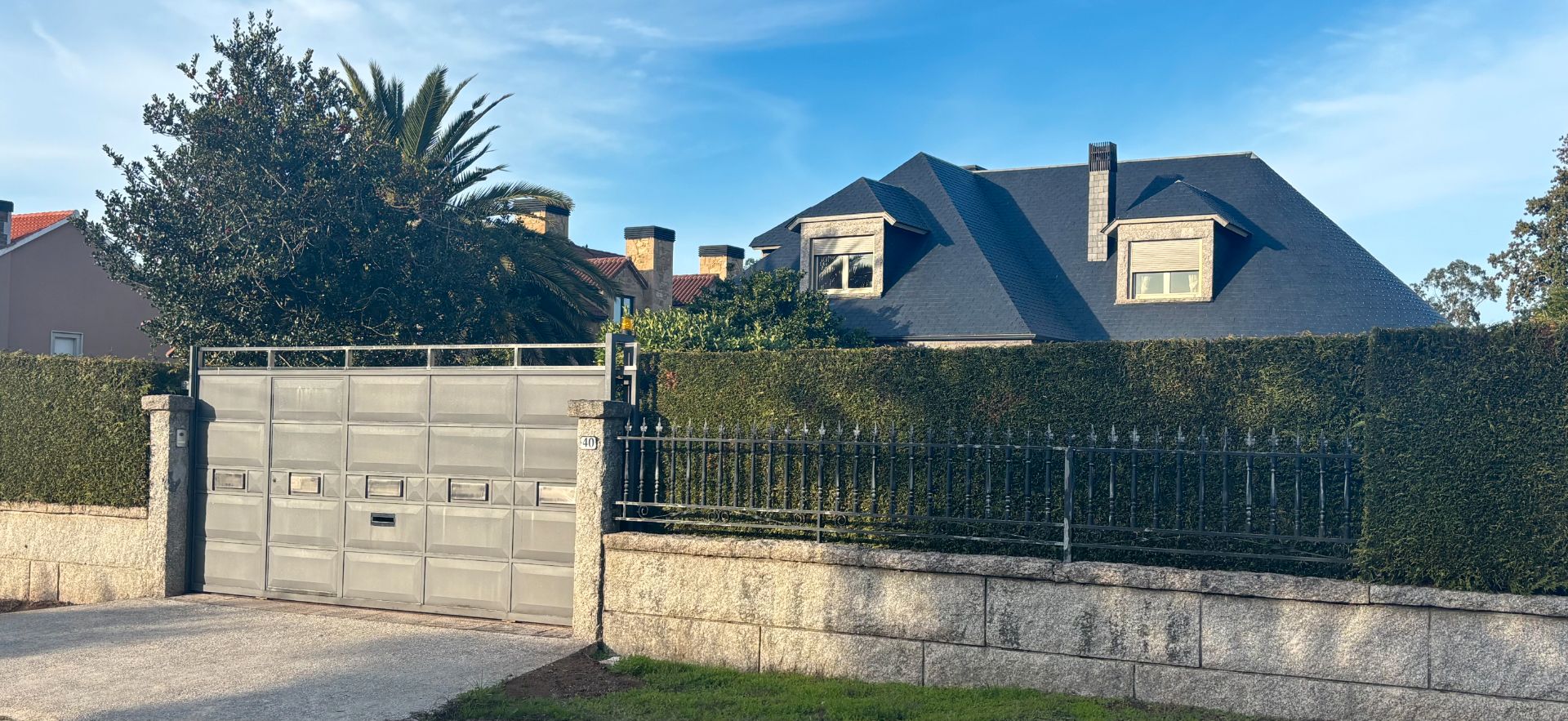 Vista exterior de Casa o chalet en venta en Santiago de Compostela  con Calefacción, Jardín privado y Parquet