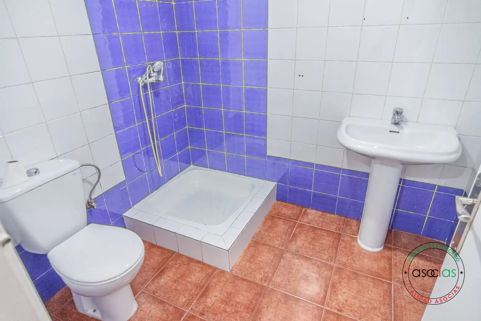 Badezimmer von Fabrikhallen zum Verkauf in Noreña