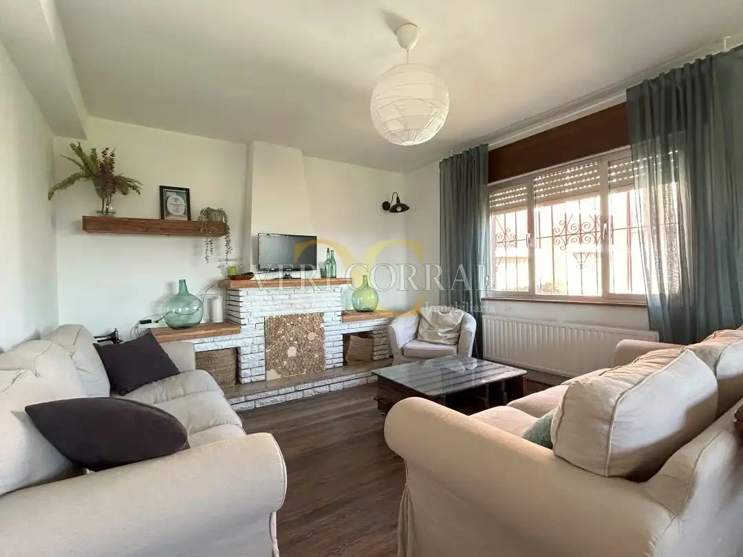 Sala d'estar de Casa o xalet en venda en Llanes amb Calefacció, Jardí privat i Traster