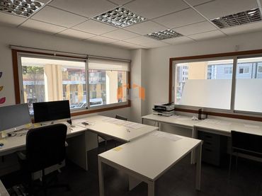 Oficina amb ascensor en venda a Navia