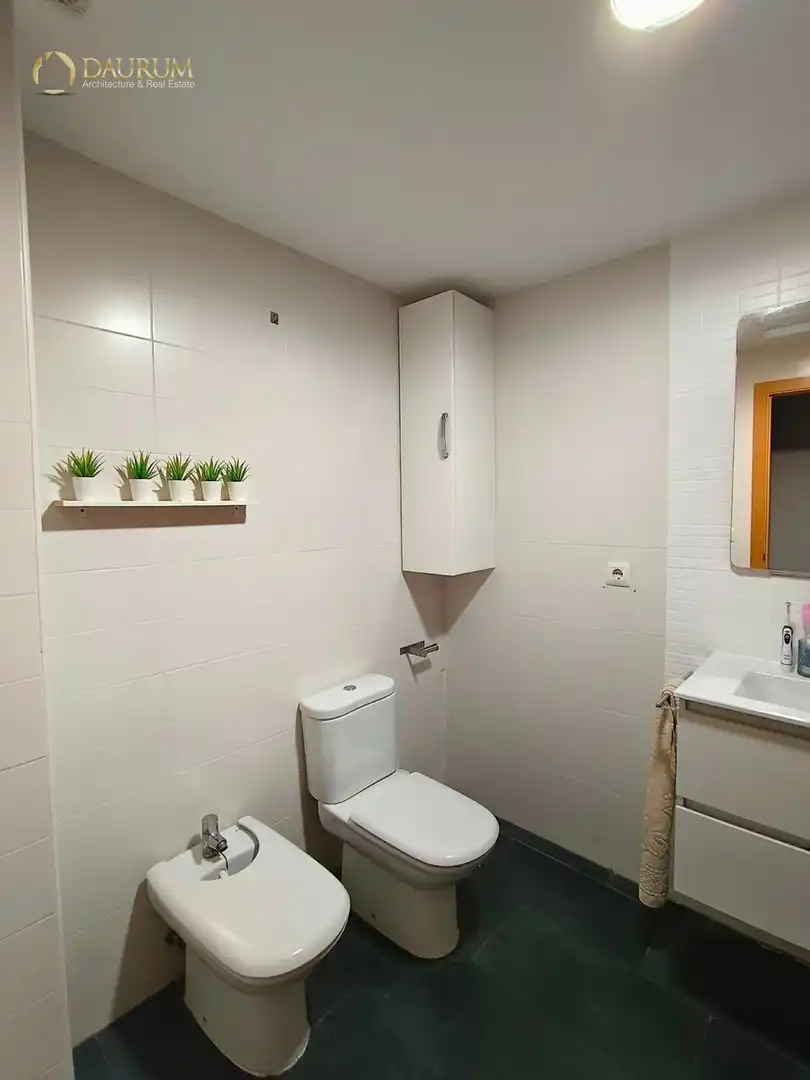 Bathroom of Flat for sale in Casc Urbà
