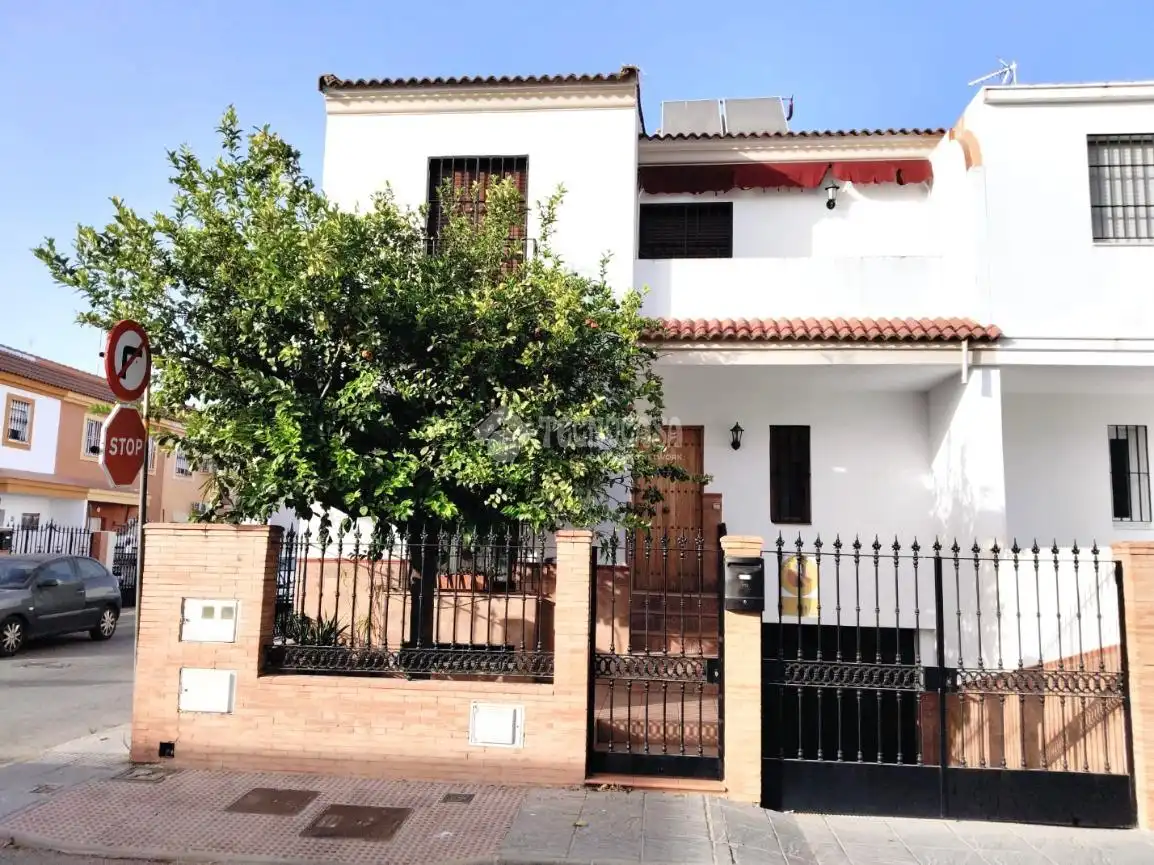 Vista exterior de Casa adosada en venda en Coria del Río