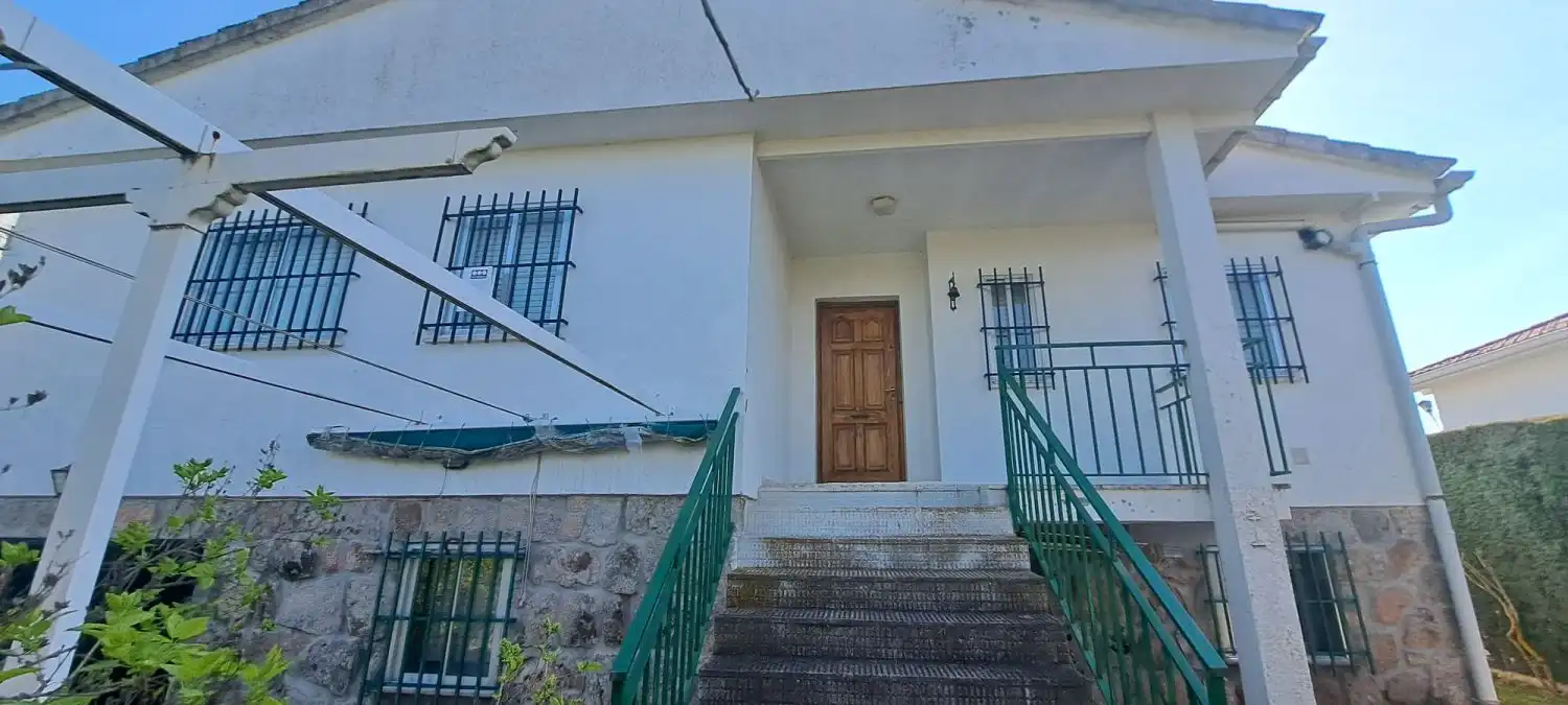 Vista exterior de Casa o xalet en venda en Valdemorillo amb Calefacció