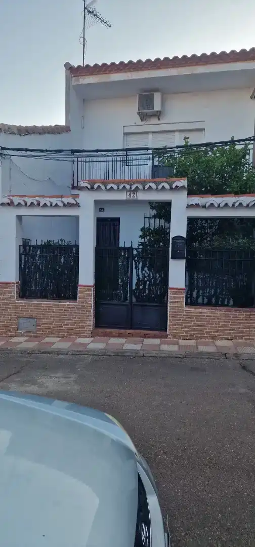 Vista exterior de Casa adosada en venda en Herrera del Duque amb Aire condicionat, Traster i Moblat