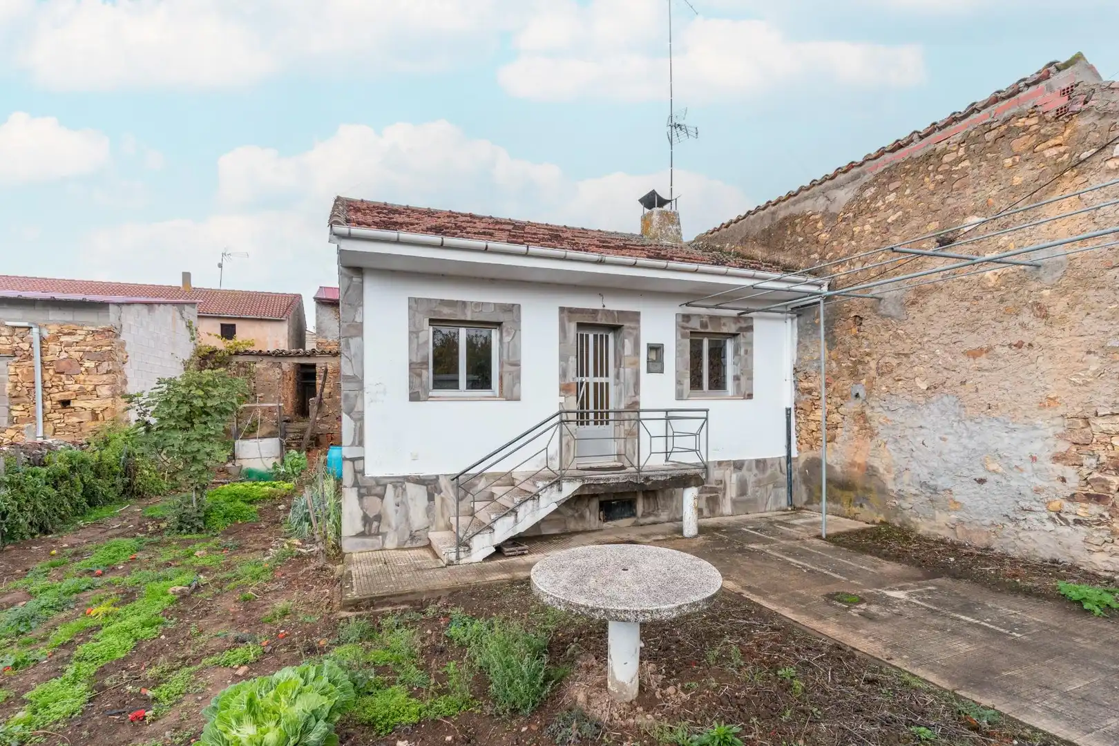 Exterior view of Houses for sale in Castrocontrigo  with Private garden, Terrace and Furnished