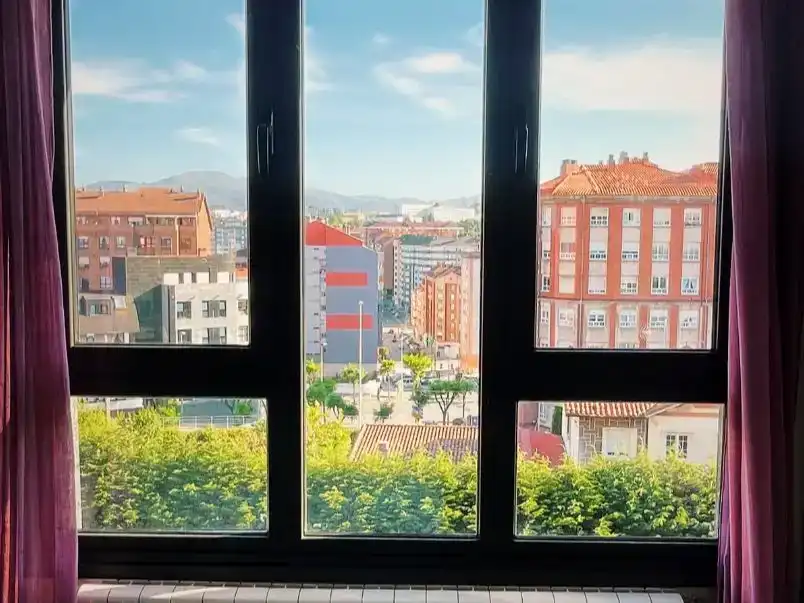 Vista exterior de Pis en venda en Avilés amb Balcó