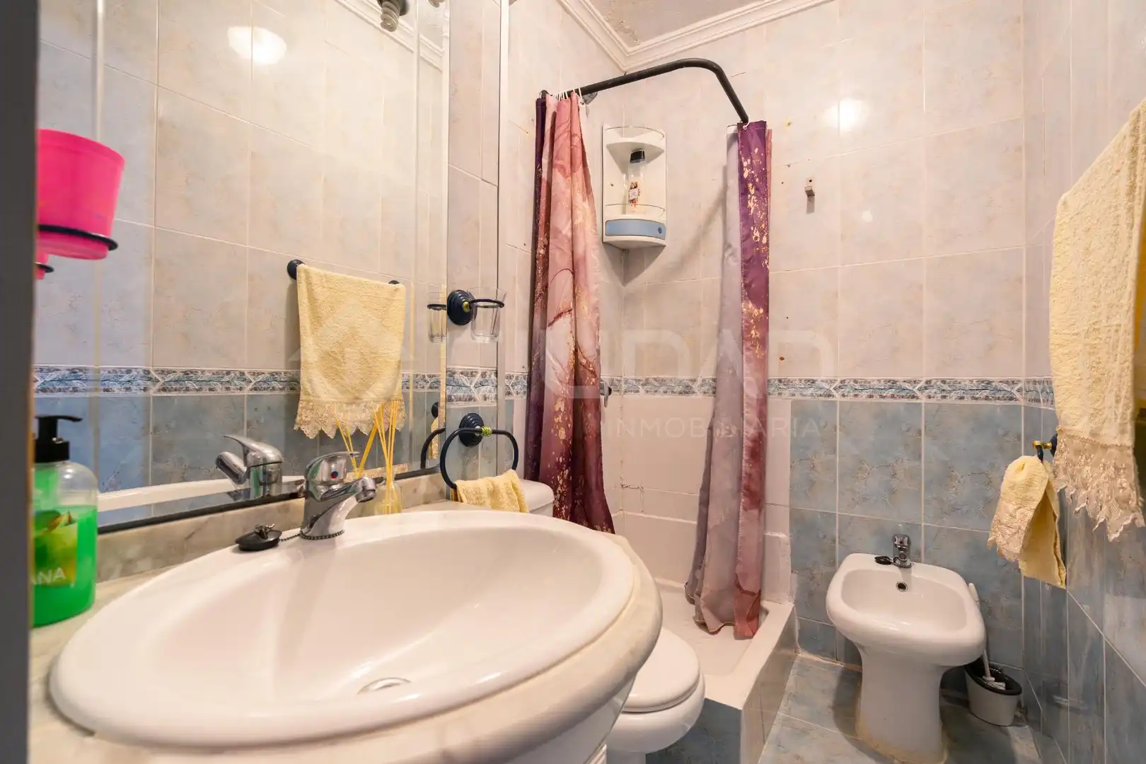 Bathroom of Flat for sale in Sevilla  with Air Conditioner