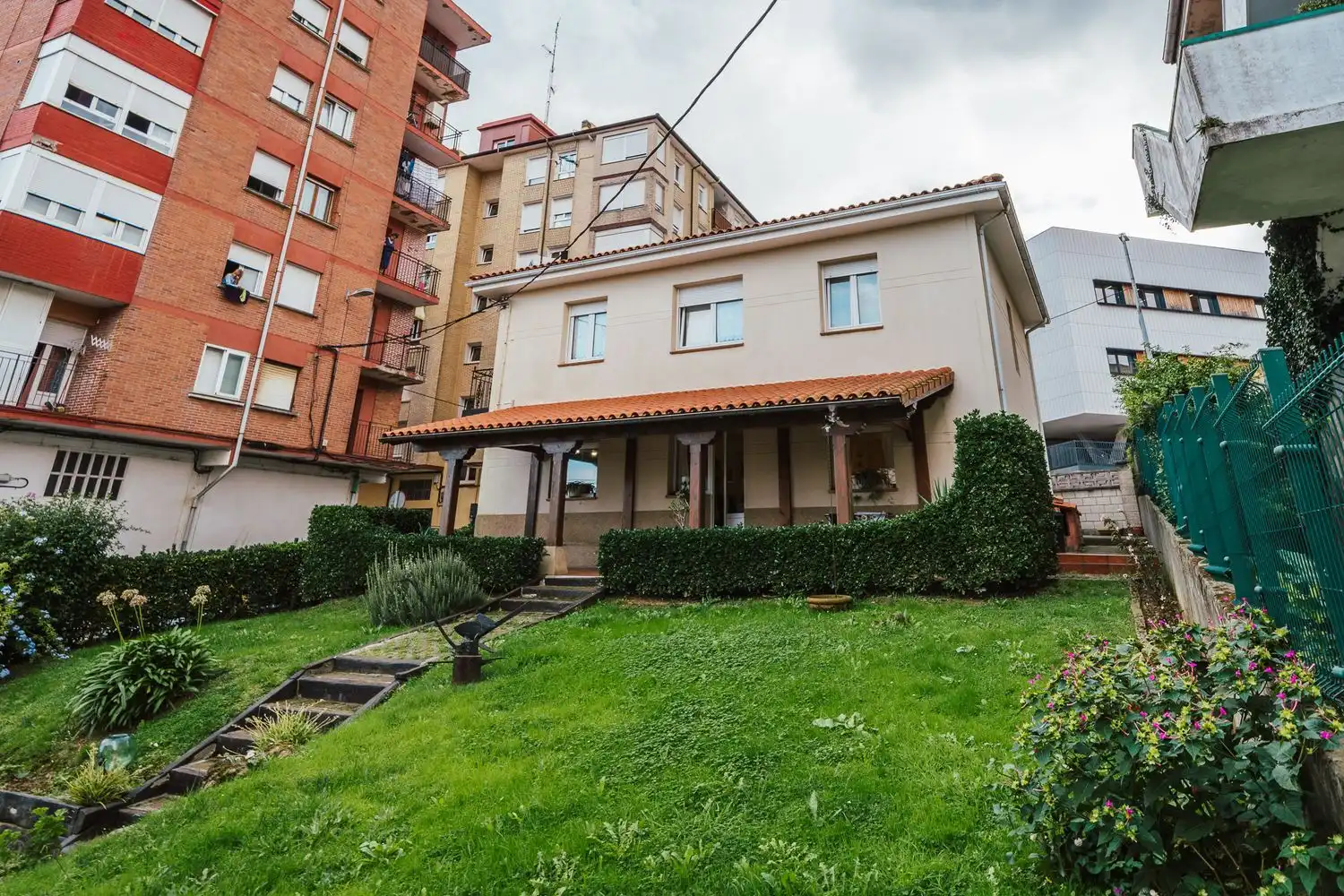 Außenansicht von Country house zum Verkauf in Muskiz mit Privatgarten, Terrasse und Balkon