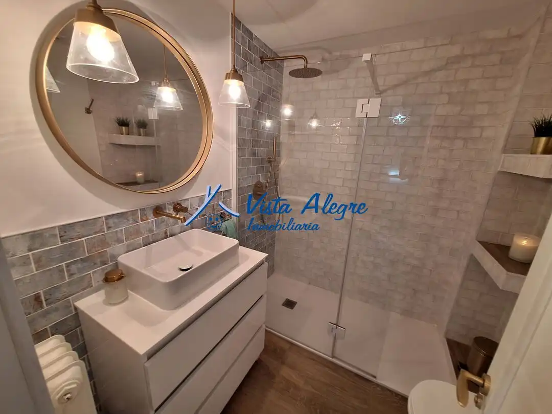 Badezimmer von Einfamilien-Reihenhaus zum Verkauf in Haro mit Klimaanlage, Heizung und Terrasse