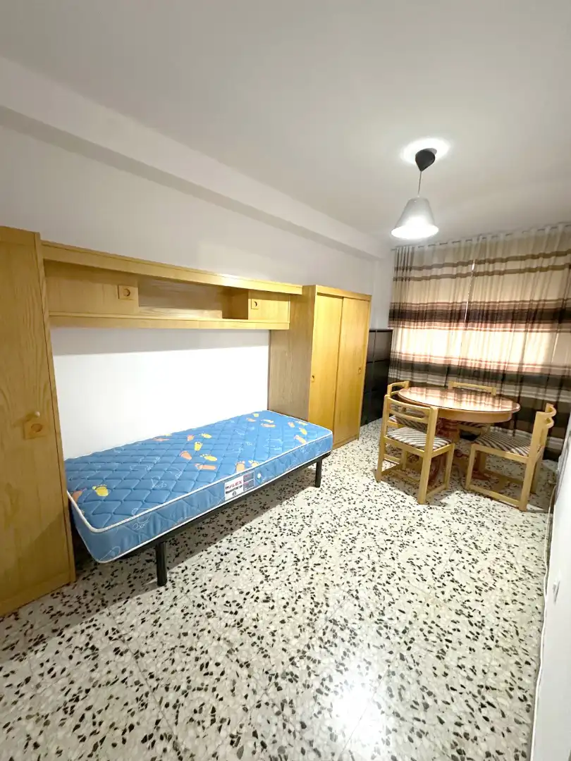 Habitación de Piso de alquiler en Zaragoza con Calefacción, Amueblado y Horno