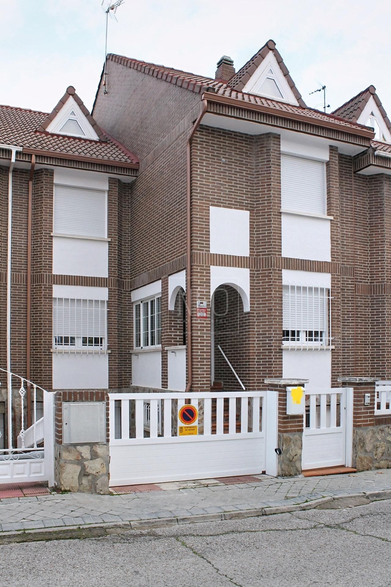 Vista exterior de Casa adosada en venda en Getafe amb Calefacció, Jardí privat i Terrassa