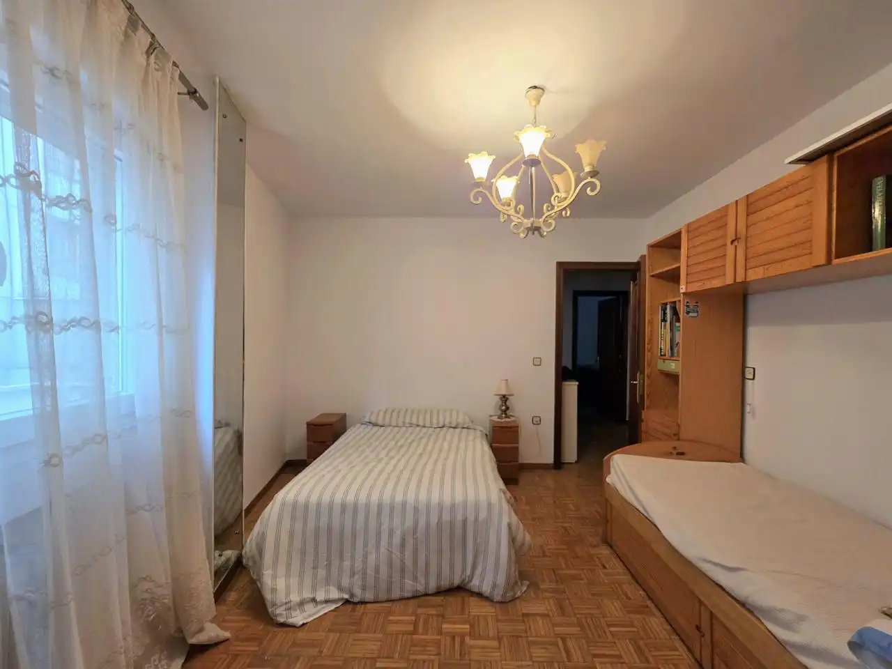 Habitación de Piso de alquiler en Oviedo  con Calefacción y Amueblado