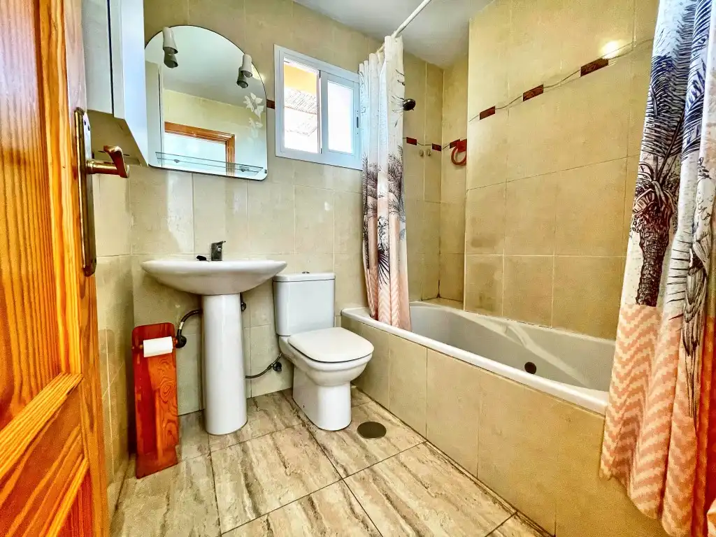 Badezimmer von Einfamilien-Reihenhaus zum Verkauf in Vélez-Málaga mit Klimaanlage, Terrasse und Abstellraum