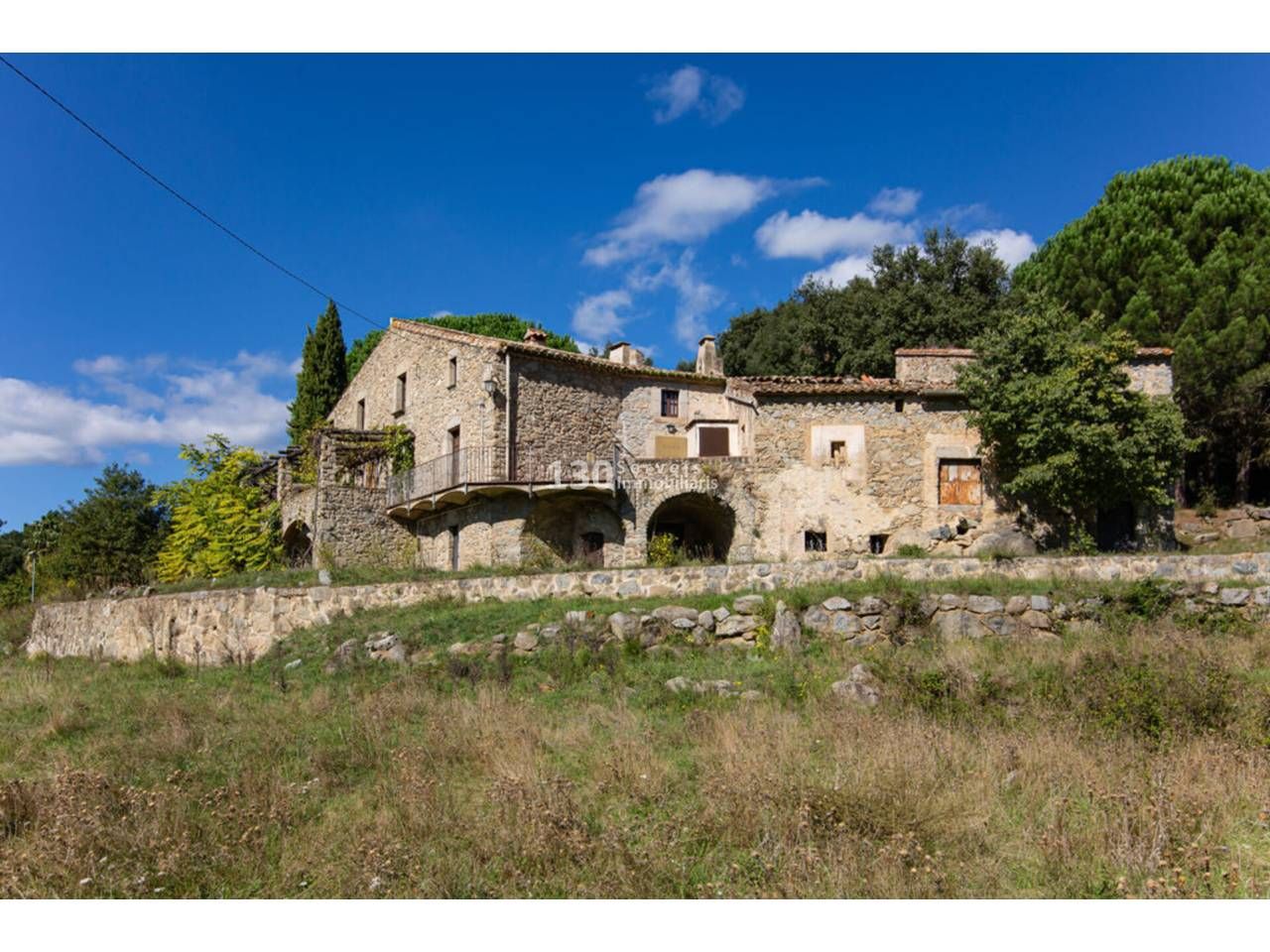 Vista exterior de Finca rústica en venda en Maçanet de Cabrenys amb Jardí privat
