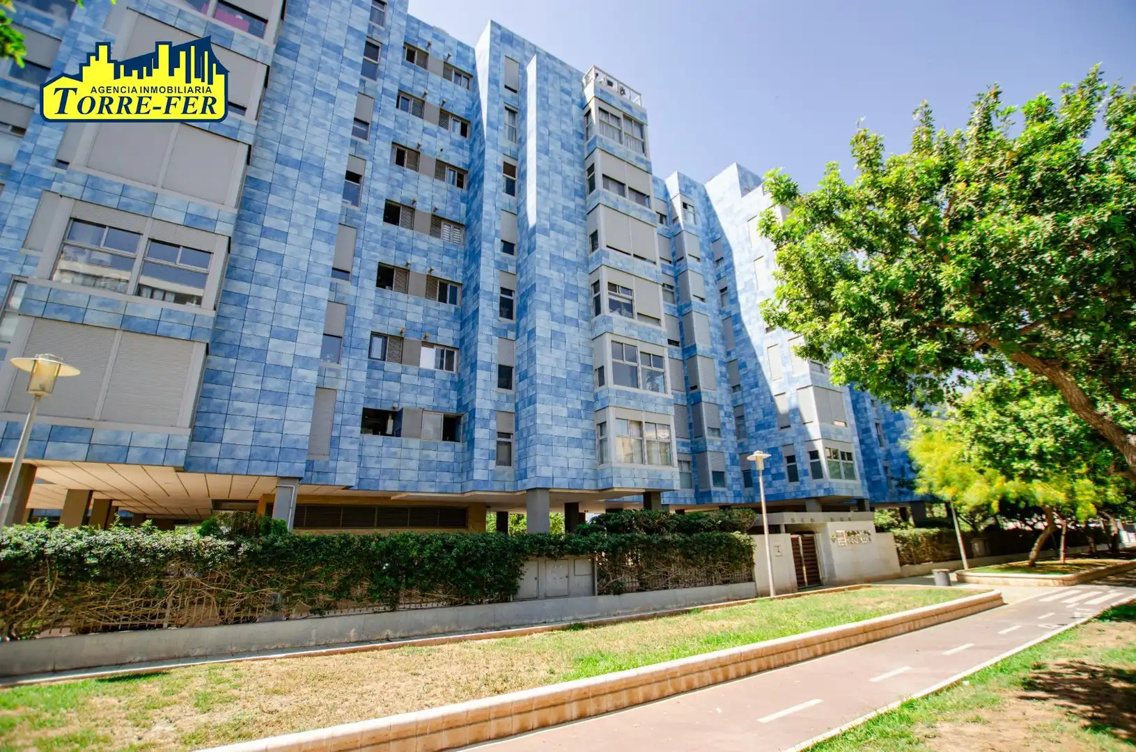 Vista exterior de Pis en venda en Almería amb Aire condicionat, Jardí privat i Parquet