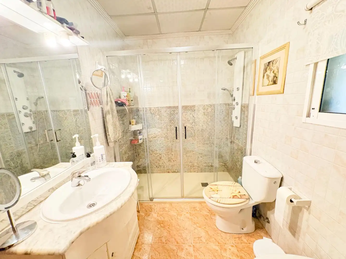 Badezimmer von Einfamilien-Reihenhaus zum Verkauf in San Isidro mit Klimaanlage, Privatgarten und Terrasse