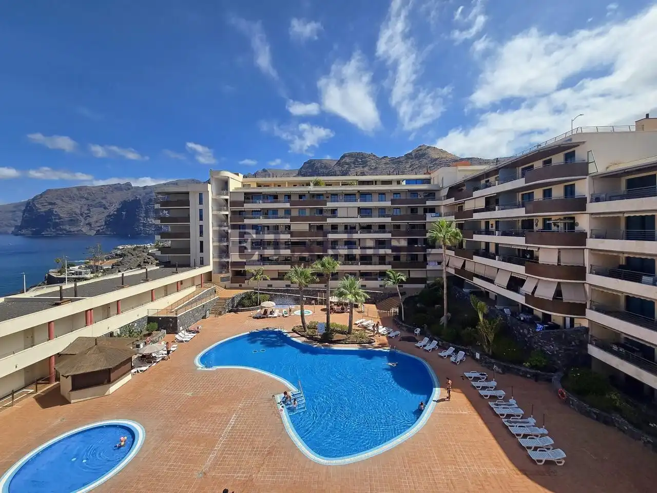 Vista exterior de Piso en venta en Santiago del Teide con Terraza y Piscina comunitaria