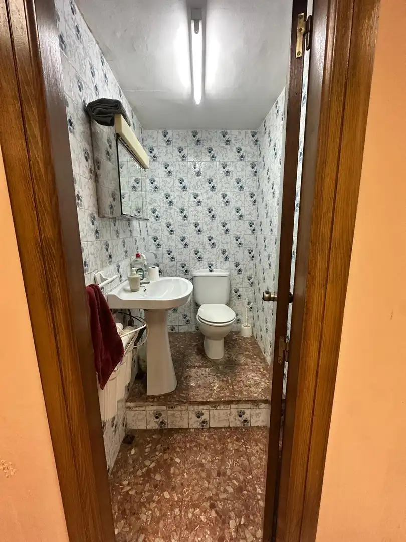 Bathroom of Commercial properties for sale in Torrent  with Air Conditioner and Furnished