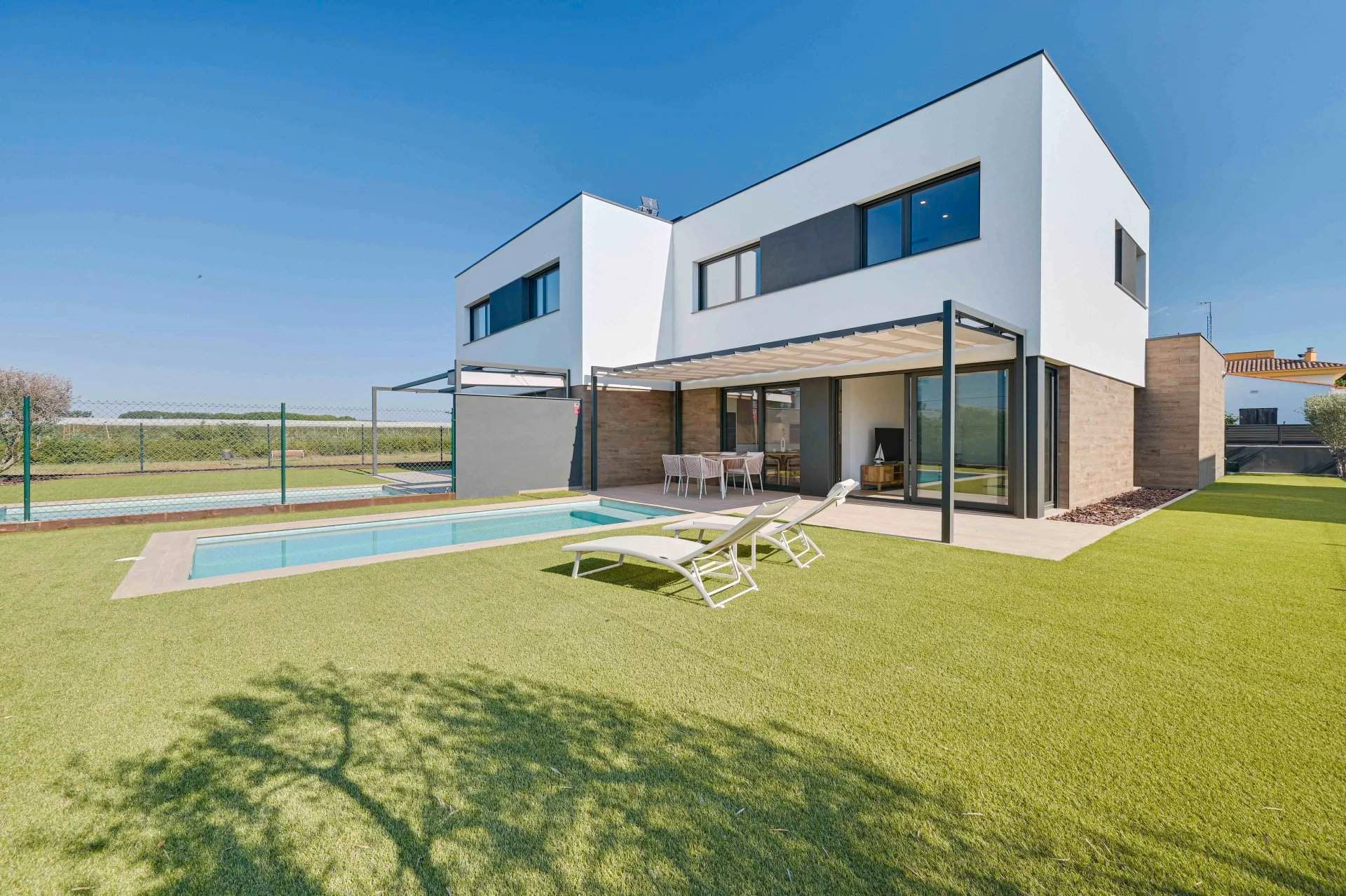 Außenansicht von Haus oder Chalet zum Verkauf in Sant Pere Pescador mit Klimaanlage, Heizung und Privatgarten